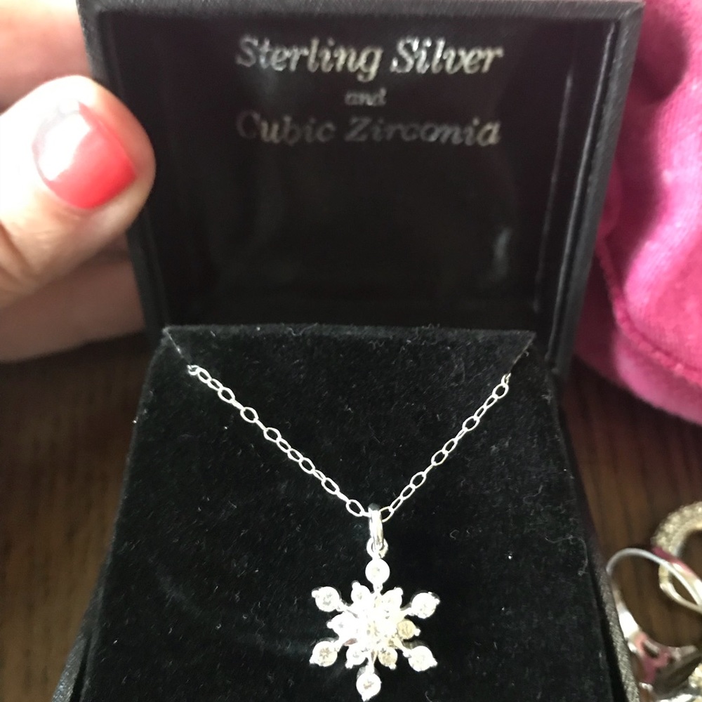 🎈SOLD🎈Sterling silver and cz snowflake necklace